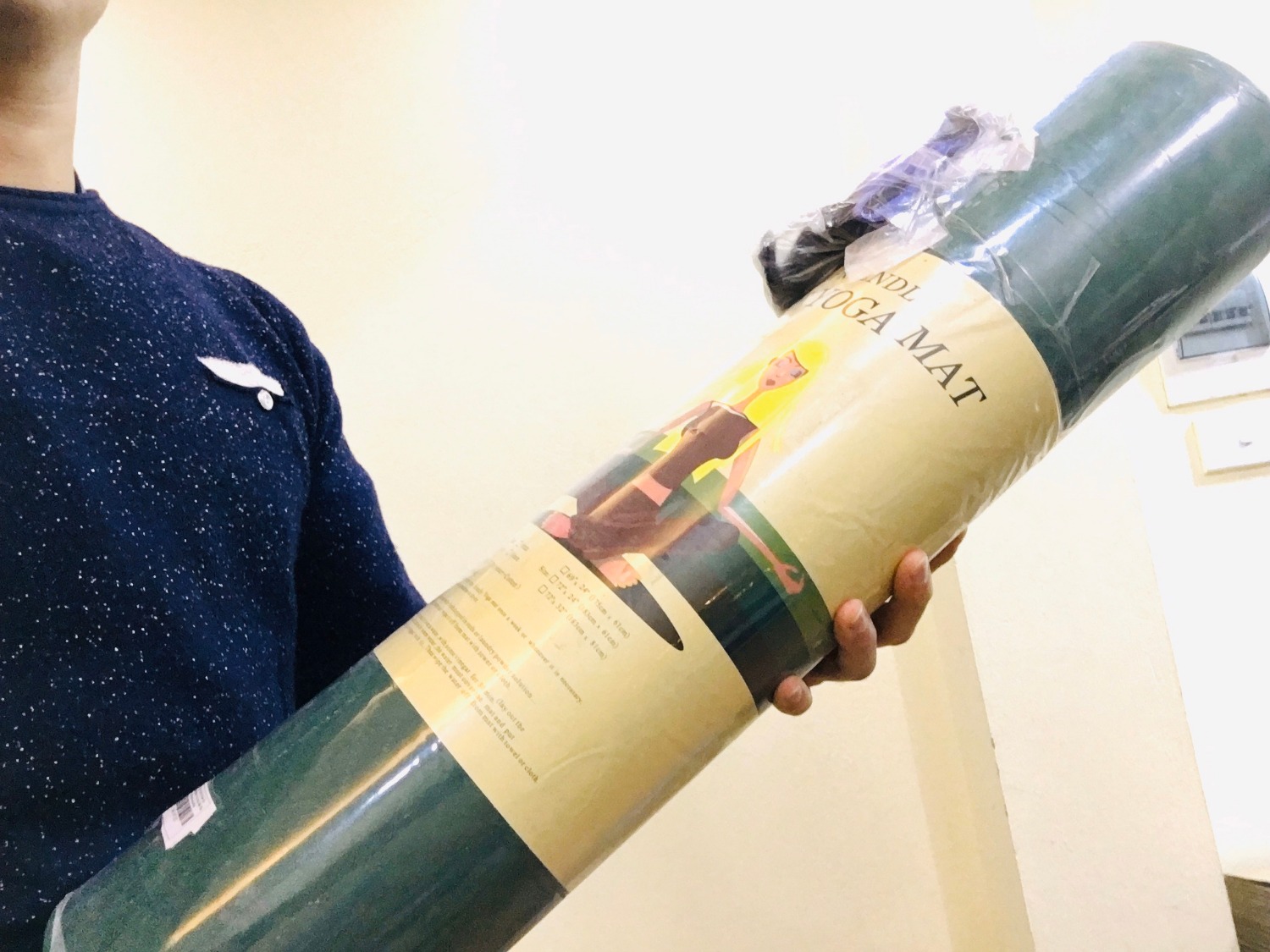 Feedback sau 3 ngày dùng thử:
- Thảm khá êm và bám mặt sàn tốt, nên có gập bụng hoặc gập lưng không bị xô
- Màu sắc có 2 mặt, đều nhám, tuy nhiên có 1 mặt nhám hơn nên để xuống dưới, thì bám chắc chắn hơn.
- Đây là shop duy nhất mình thấy có túi và dây đi kèm, túi đựng tiện lợi khi đi ra ngoài, dây kéo cũng chắc, siết chặt.
- Mình mua thử dùng ok, mua cho bạn gái mình 1 cái màu xanh nữa. đều không bị sẹp, ko bị lún. So với thảm ko có thương hiệu thì tốt hơn hẳn, thảm ko thương hiệu thấy lún lắm, dẫm chân lâu 1 chỗ là không đàn hồi lại bình thường được
- Có nhiều màu sắc chọn lựa, mình thì chọn màu này vì thích màu này và nó sạch sẽ
- Ngoài ra, nó ko mùi cao su công nghiệp như mấy loại kia, được cái dễ dàng lau sạch nữa hihii

Vui quá hà! ủng hộ tiki, ủng hộ miDoctor