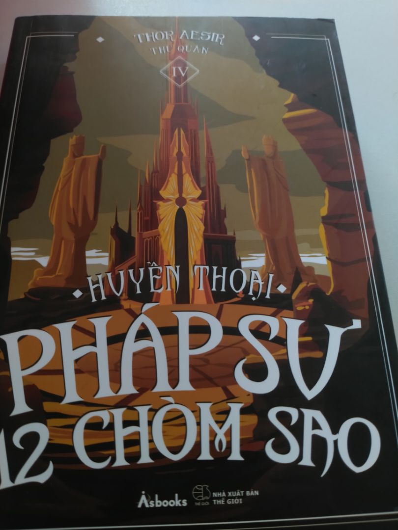 Sách giao lâu, có vết mốc và sai nhiều lỗi ? Về nội dung thì hơi trớt quớt, tác giả xử lí được những vấn đề trong các quyển trước nhưng lại chưa được triệt để.