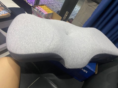 Gối quá êm luôn, đóng gói chắc chắn, nằm thử thấy rất phù hợp với nhu cầu của mình vì hằng ngày nằm gối thấp xong nằm nghiêng sáng dậy rất đau vai, thiết kế quá thông minh luôn!