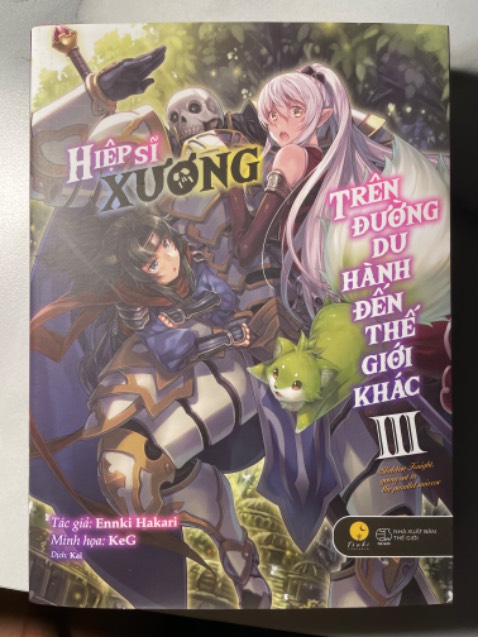 Sách mới nhưng k hiểu bóc seal ra làm gì nên bìa áo hơi quăn còn lại ổn đầy đủ phụ kiện đi kèm