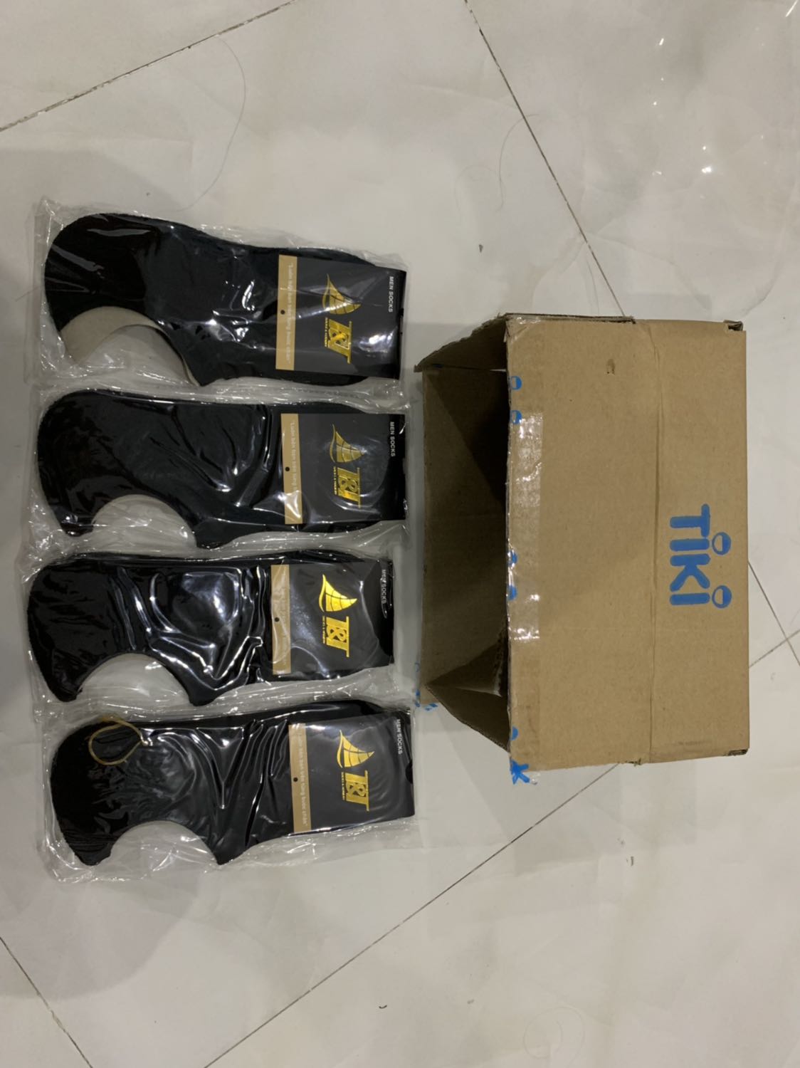 Combo thì để 5 đôi 5 màu, giao hàng chỉ có 4 đôi cùng 1 màu đen, vậy là sao hả shop & tiki?