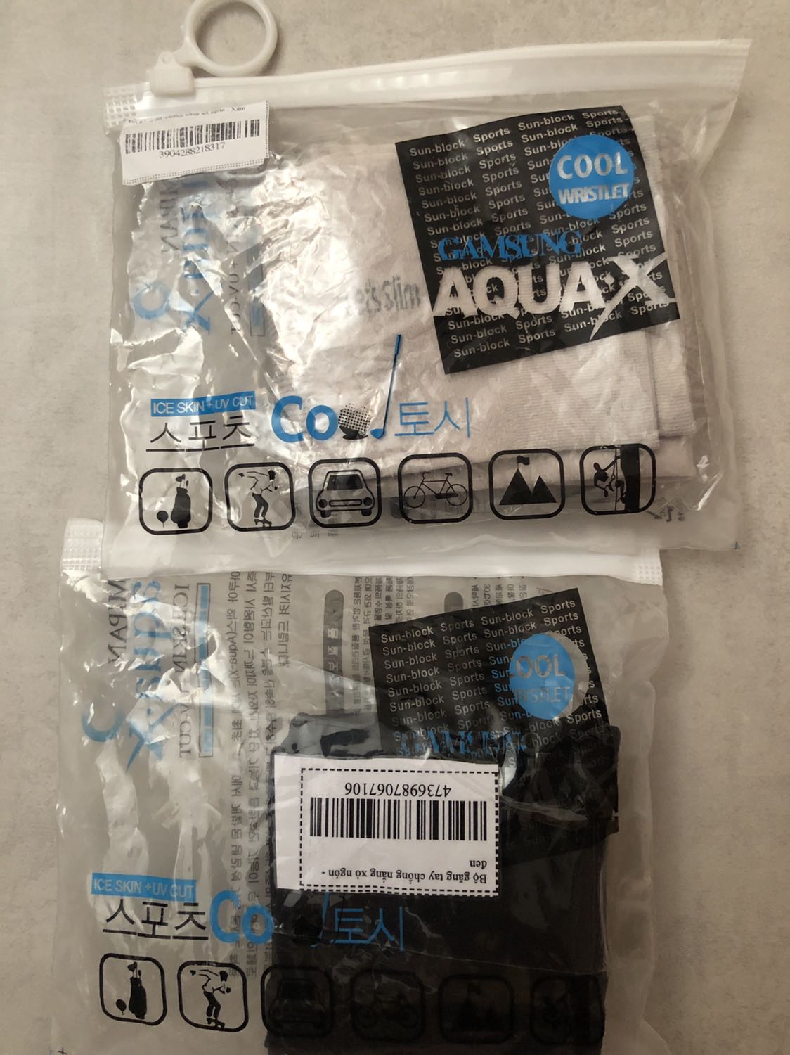 Mình mua chiều t7 thì chiều t2 Tiki đã giao tới đôi màu xám, đôi đen thì sáng t3 giao. Nhìn chung thì sản phẩm đóng gói tốt, giao nhanh. So sánh 2 sản phẩm thì đôi màu đen dài hơn và mang vào thoải mái hơn màu xám (do độ co giãn và kích thước); còn đôi xám ngắn hơn (mấy bạn xem hình nha), cảm giác dày hơn nên để mang vào khó khăn hơn và độ co giãn cũng không nhiều bằng. Nhìn tổng thể vẫn là một sp tốt. 

À ngoài ra thì túi đựng sẽ ghi AquaX nhưng bên trong đôi găng tay in Let's slim. Mình thì không có vấn đề gì với việc này cả nhưng sợ mấy bạn sẽ tưởng Tiki giao nhầm sp thôi