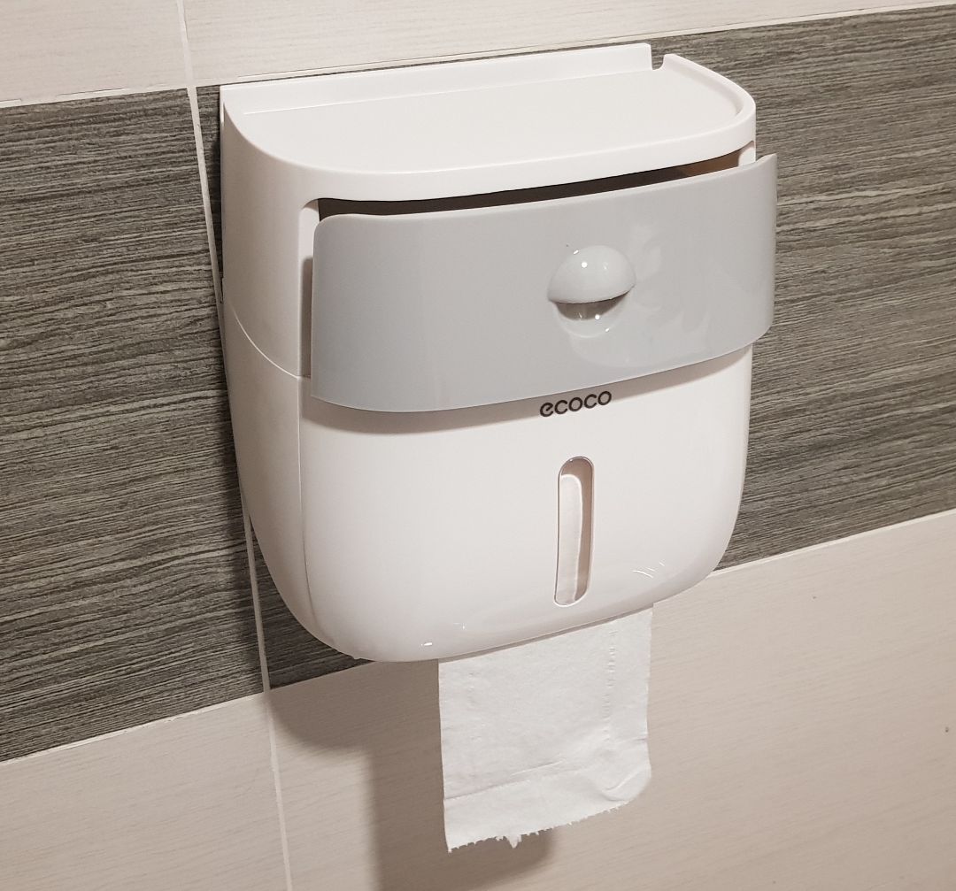 Sản phẩm chắc chắn, thiết kế trang nhã rất thích mắt.
Ngăn chứa giấy vệ sinh kín ko lo nước vào, ngoài ra có thêm ngăn chứa đồ linh tinh ở trên, khay để điện thoại, vv....
Tuy to nhưng dán tường rất chắc ko lo rơi nhé các bạn.