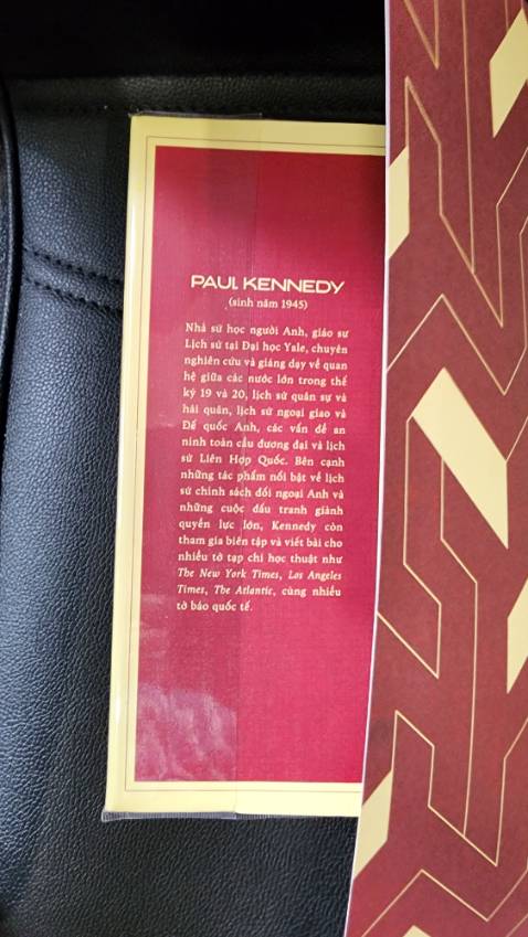 Đóng gói hoặc vận chuyển không tốt nên gói hàng rách góc và không được cố định tốt
Sách đóng gáy không tốt