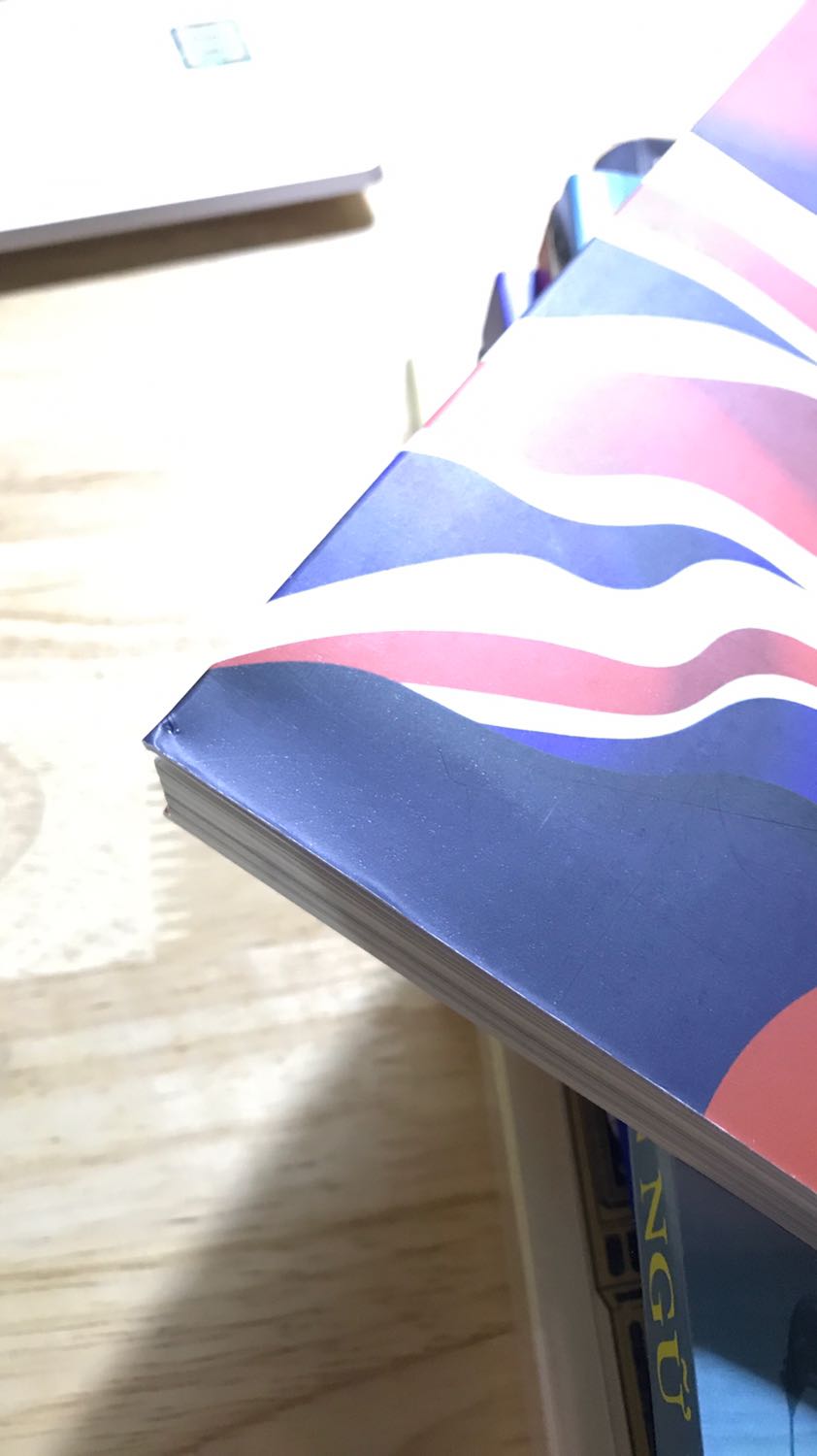 Nội dùng thì sách cô Trang Anh nên mình tin tưởng. Còn về hình thức gói hàng quá chi là đơn giảnn luôn. Mở hộp ra chỉ thấy cuốn sách trơ trọi giữa dòng đời ? chắc vì vậy nên mới cong mép bìa ngoài. Nhưng còn những nếp nhăn như hằn in dấu của thời gian kia là sao ạa ? khá là pùn vì mình muốn sách mới mua thì mới toàn diện. Nhưng ko sao vẫn cứ là ok ạ