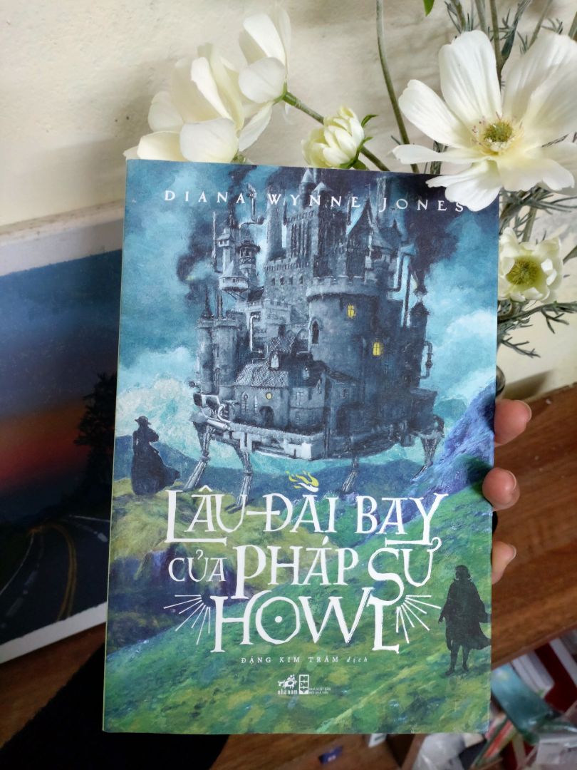 Một cuốn sách tuyệt vời về tình yêu, sự chia sẻ, cảm thông và tình bạn. Phim đã đưa mình đến với truyện nhưng cuốn truyện này đã khiến mình đọc hết các cuốn còn lại của tác giả. 

Lâu đài bay thực sự đã xây dựng hình ảnh nhân vật xuất sắc. Qua từng chương truyện mình thấy được sự trưởng thành của từng nhân vật. Hiểu được những khúc mắc chưa thể giải đáp được trong phim. Và cái kết thật đẹp của câu chuyện. 

Đọc cả ba cuốn trong bộ truyện này của tác giả mình thích nhất cuốn này.  Cảm ơn Tiki đã ship hàng siêu nhanh, sách siêu đẹp.