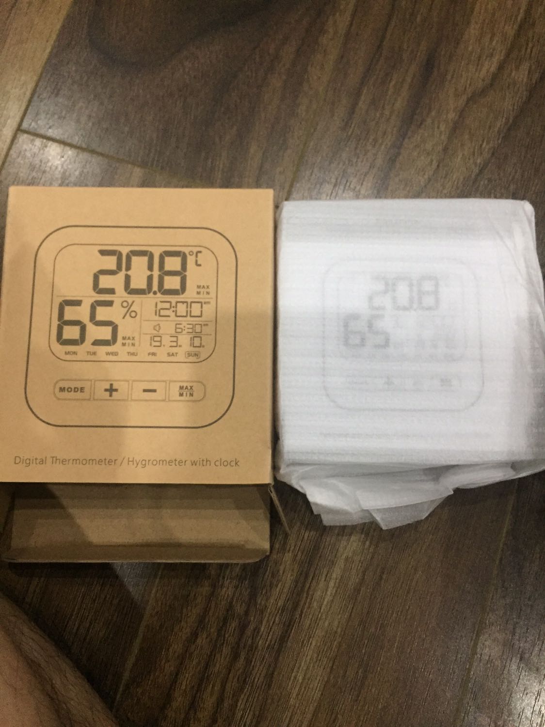 Đã nhận đc hàng! Bề mặt sản phẩm bị phồng mặt miến dán! Nhưng chấp nhận đc! Vì cũng phù hợp giá! Cơ bản là đẹp dễ sử dụng!Đóng gói cẩn thận giao hàng nhanh!