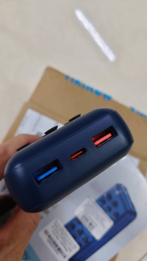 Cạc ổn có cổng typeC cho sạc vào và sạc ra.