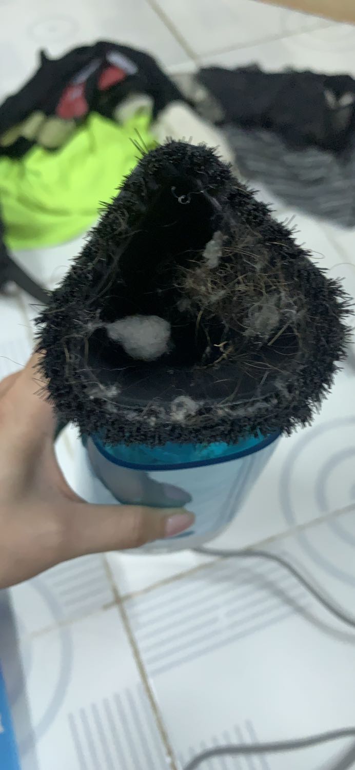 Mình đặt giao nhanh 3h nhưng hôm sau mới nhận đc, chắc do đặt vào chiều chủ nhật. Đọc review thấy nhiều bảo bảo nó ồn, nhưng mình thấy so với các máy hút bụi mình từng dùng thì cũng k lớn hơn nhiều lắm. Mình đã quét nhà trc khi hút mà nó còn dơ như hình đó ?. Có 3 đầu để hút đc nhiều bề mặt. Máy k quá nặng và có hơi bị nóng, máy này phù hợp để hút bụi phòng hoặc nhà nhỏ. Nếu diện tích lớn thì sẽ hơi nóng tí nhưng cũng hiểu đc. Giá tiền hợp lý, đáng tiền ấy. Hy vọng là bền, xài đc lâu ?