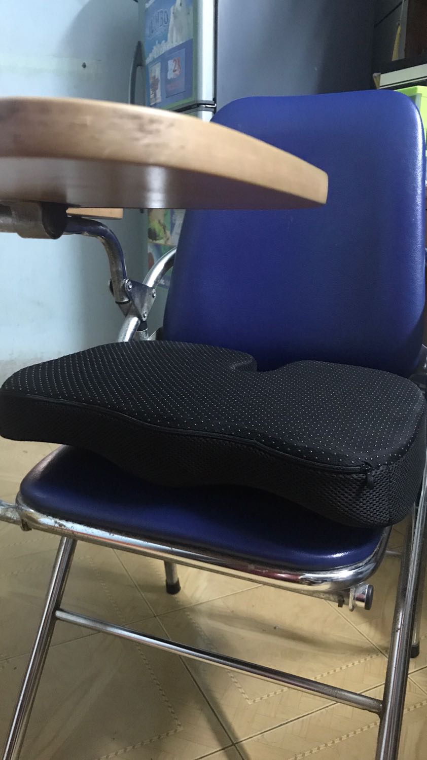 Lúc đầu tưởng cái gối nhỏ nhỏ xinh xinh, nhưng nó cũng khá to nhé, ngồi sướng. Chất liệu gối đúng là cao su non nên rất êm. Tuy nhiên nó khá dày nên ghế phải có dựa lưng dài, chứ ghế học thường là bị đôn lên ngồi mỏi lưng.
Theo quảng có có gel làm mát, nhưng nó bị hàn dính vào gối. Lúc đầu nghĩ lôi ra được để cho zô tủ lạnh cho mát, nhưng không được (chắc cho nguyên cái gối vô tủ lạnh ^^). Nên ngồi lâu cũng hơi bí, nhưng vãn sướng hơi ngồi không vì đỡ đau xương cụt.
Mua lúc giảm giá nên thấy vui nhưng phí ship khá chát nha.
Tóm lại thì hài lòng với cái sản phẩm xịn xò này.