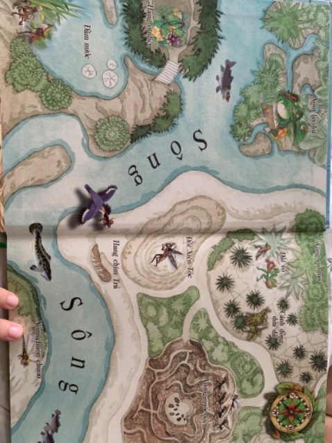 Phong cách viết phù hợp với ngày xưa nhưng so với bây giờ mình thấy bị chõi, nhất là các gia đình trẻ hiện đại có con cái làm quen với văn hoá tây phương thì đọc sách này ko hiểu gì vì từ ngữ rất "kiếm hiệp", khi mình đọc cho con mình phải tóm tắt nội dung và thay đổi từ ngữ cho dễ hiểu và con mình cũng khá sốc khi mở đầu truyện đã có nhân vật chết oan chỉ vì chú dế Mèn (bé 6t) Mặc dù tựa sách nghe rất hấp dẫn cho trẻ nhỏ, cá nhân mình thấy sách này người lớn đọc hợp hơn hoặc dành cho trẻ 9+ với vốn tiếng Việt phong phú.
Bên cạnh đó thì minh hoạ tuyệt vời, lý do mình mua sách vì minh hoạ là chính.