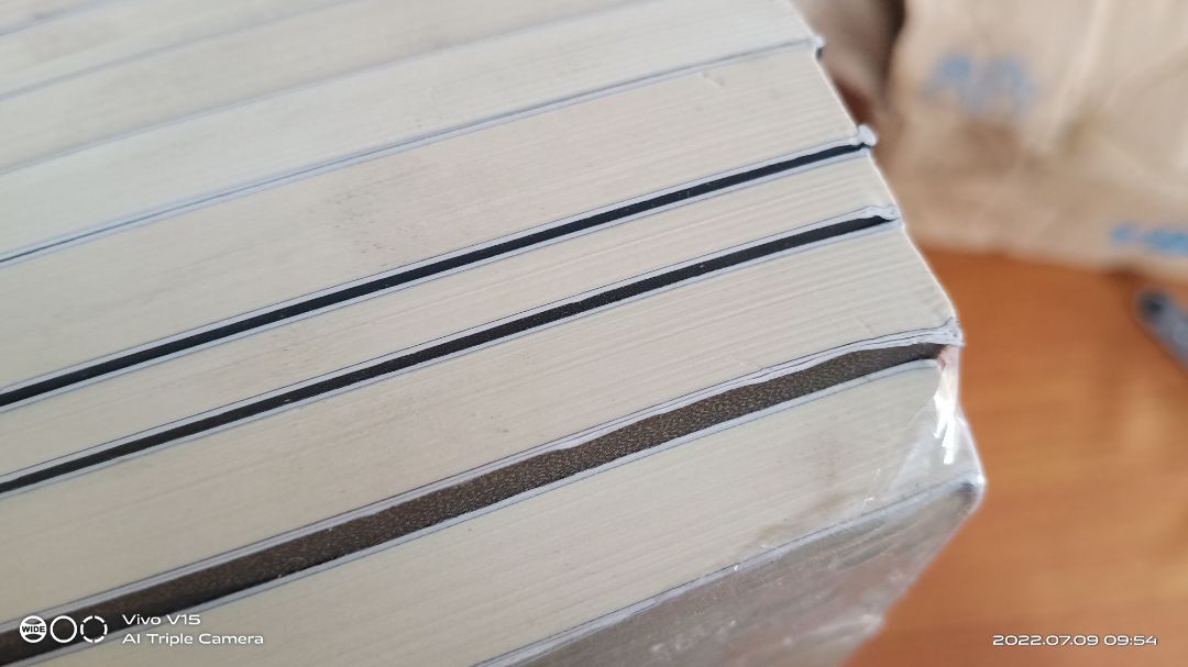 Giao hàng cực kỳ nhanh. Nhưng sách hơi lem luốc, bìa có vài cuốn hơi bị bong cạnh. Nhìn chung thì sách thì nhìn có vẻ hơi cũ.