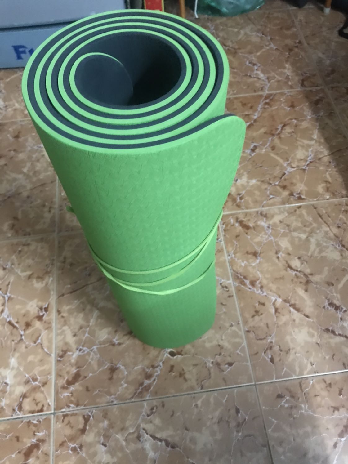 Ship nhanh, mình đặt loại 8mm, thảm êm lắm, hơi mùi cao su chút thôi. Shop còn có thư cảm ơn, name card, hàng công ty nên cảm thấy yên tâm. Cám ơn shop nhé! Mùa dịch tranh thủ tập giảm eo