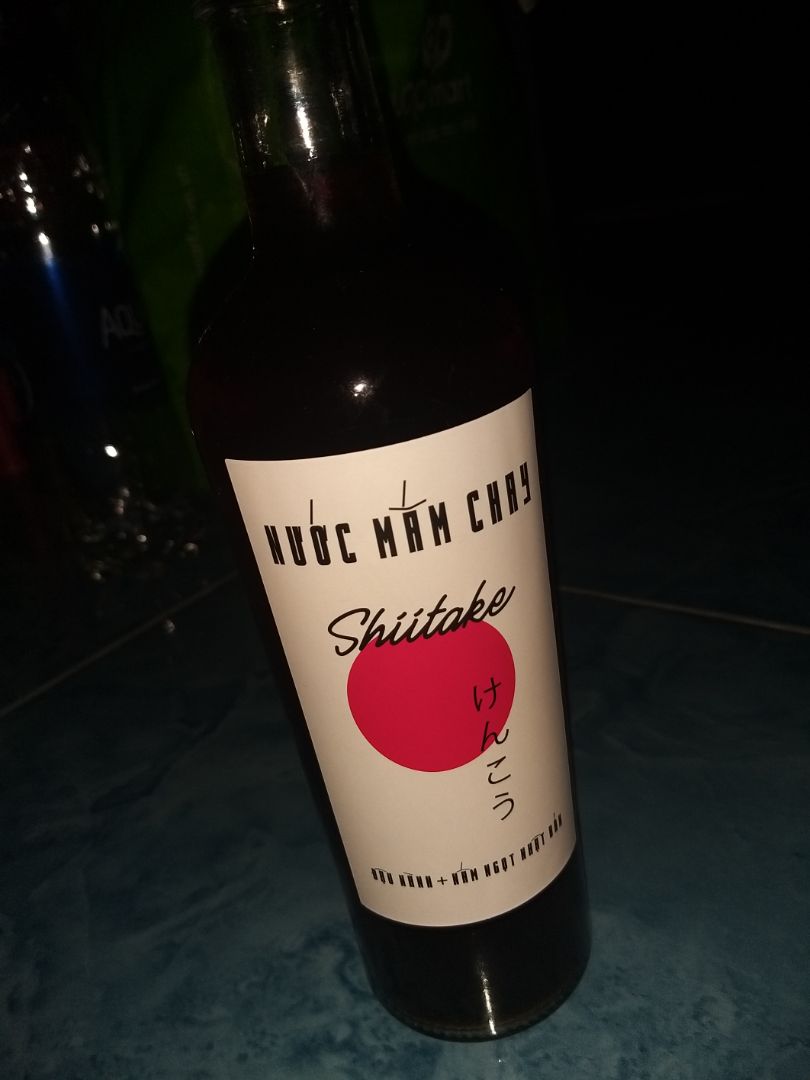 Đây là chai nước mắm xjnh đẹp mà tui mất 46 ngày chờ đợi canh đt Tiki giao hàng trong mùa dịch, tui không *** không gửi yêu cầu nhiều lần thì chắc k nhận đc hàng luôn rồi. Cuối tháng 7 đặt mà đến 8/9 ms giao, khổ tui chờ đợi mà trả tiền trước. Đó là về phần giao hàng chậm trễ mà k hề báo trước. Còn chau nc mắm không có tội vẫn cho 5 sao. Tui vái Tiki đừng có thử thách sự kiên nhẫn của khách hàng vào những lần tới. Cảm ơn nhiều!