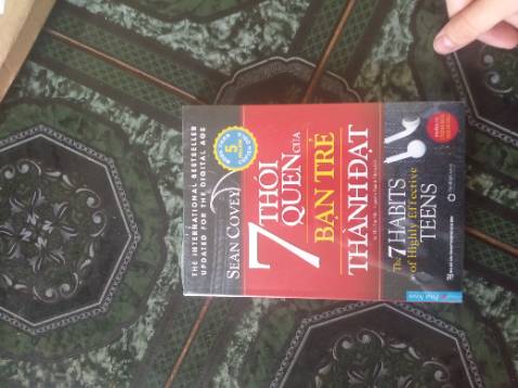 Cuốn sách rất hay nên đọc nhé, giao hàng nhanh, đóng gói cẩn thận, còn nguyên bìa bóng, shiper thân thiện mình rất hài lòng nhưng mình từng lên nhà sách tìm cuốn sách này và nhớ nó có kèm bên trong 1 cái đánh dấu trang sách nhưng mình tìm ko thấy ở cuốn này. Dù vậy giá tốt hơn và ko ảnh hưởng gì đến chất lượng sách nên ko sao. Vẫn 5 sao nhé.