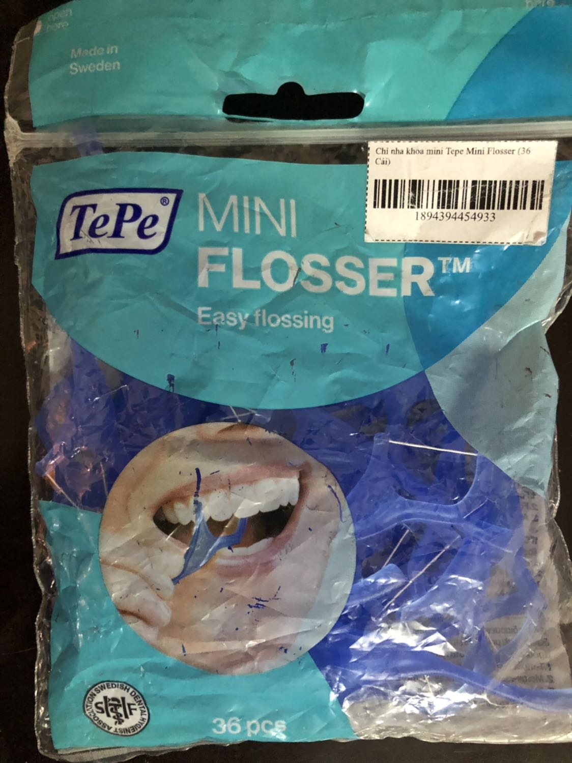 Túi hàng nhàu nát, đường zip line chưa mở nhưng đã rách ngang một đường, bên hông túi lủng nhiều lỗ có thể kéo cả cây tăm ra ngoài. Với túi hàng cũ nát vậy thì không biết tăm chỉ nha kho bên trong còn đảm bảo vệ sinh hay không? Thật không chấp nhận được.