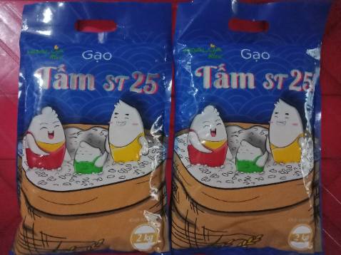 Gạo ST25 chất lượng cao. Cơm nấu lên ngon và thơm. Giao hàng nhanh, đóng gói cẩn thận, hạn sử dụng mới, rất yên tâm về chất lượng gạo.