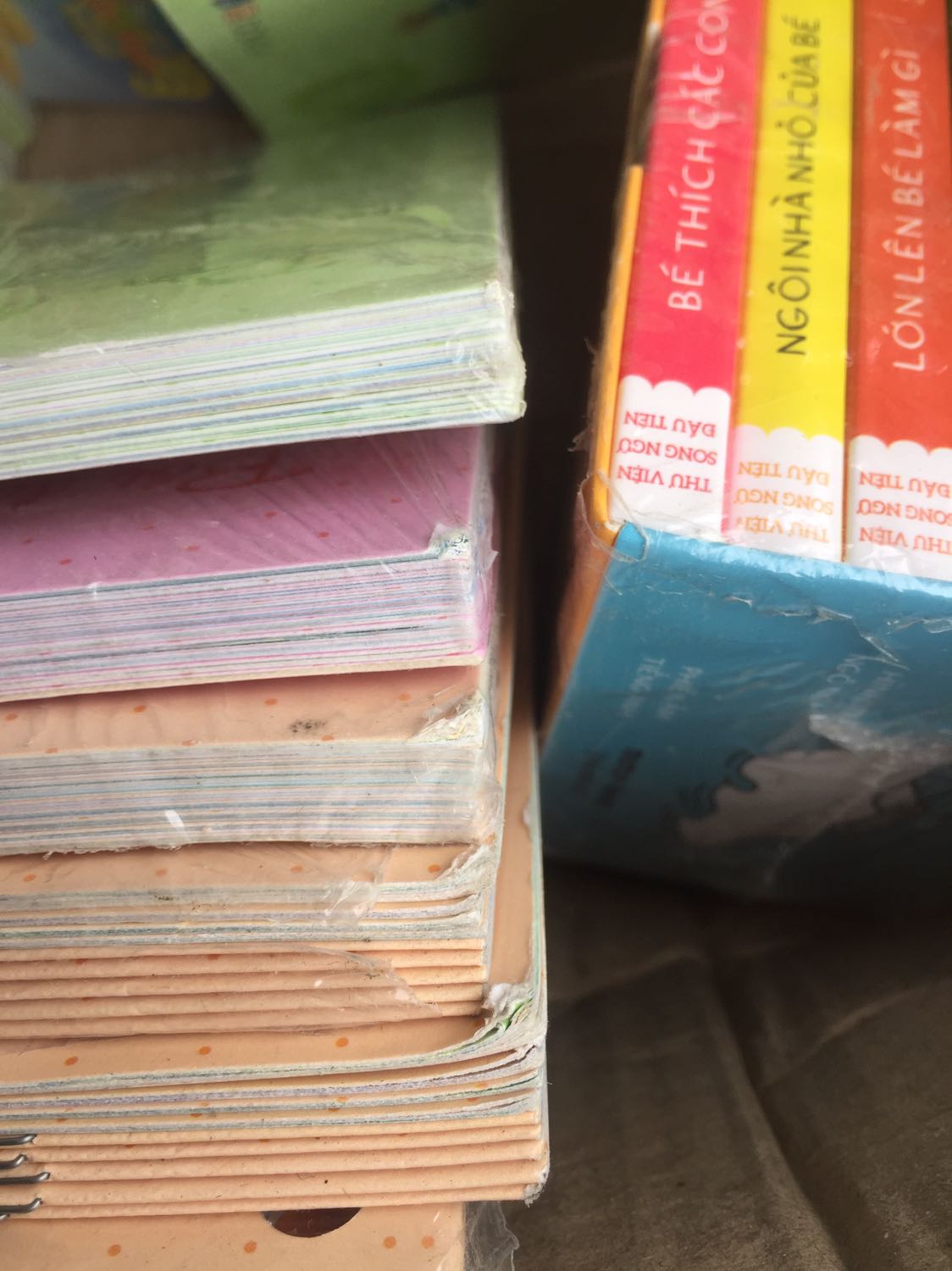 Rất thất vọng. Sách rách, nát và bẩn. Bộ thì thừa (2 quyển giống nhau), bộ thì thiếu sách (10q thì có 8). Như thể là sách dọn kho. Yêu cầu Tiki thu hồi lại đơn hàng và giao lại cho tôi đơn mới. Nếu ko thì hoàn trả lại tiền cho tôi.