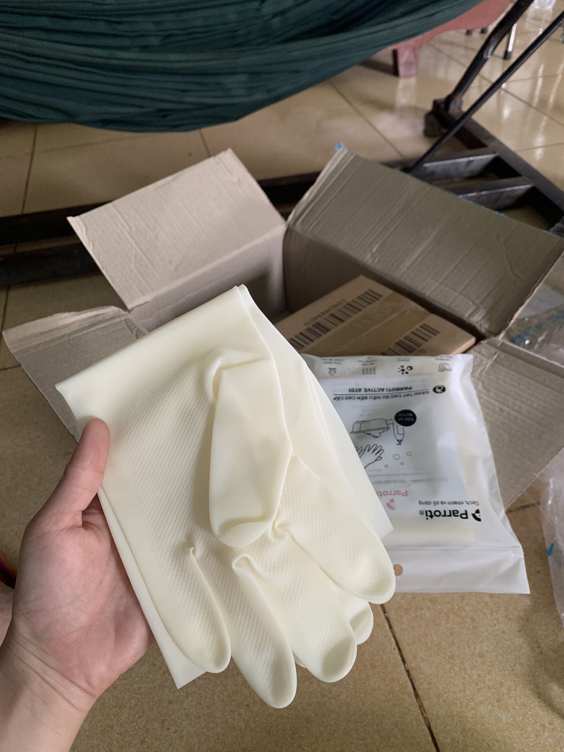 Sản phẩm chất lượng, hình thức đẹp, mình mua 2 bao tay và 7 sản phẩm của Parroti chuẩn bị cho nhà mới, có đều tuy chỗ mình đã hết dịch nhưng Tiki giao hàng quá chậm, phải tháng hơn mình mới nhận được hàng và còn hơn 8 đơn trên tiki. Đang định đặt thêm 12 sản phẩm nhưng còn hơi ngại về vấn đề giao hàng, nên mình cũng chuyển dần qua mua hàng trên ***