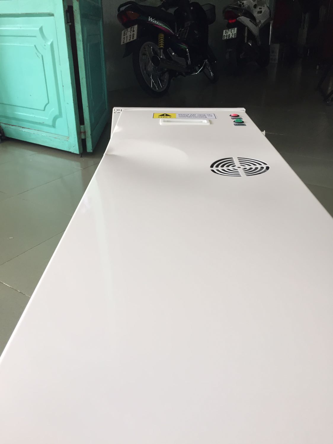 Giao hang sao .Hàng móp vỏ. Bể để chân để kg vững . Cánh cửa ra gãy 2 bản lề. Đóng mở kg đc luôn