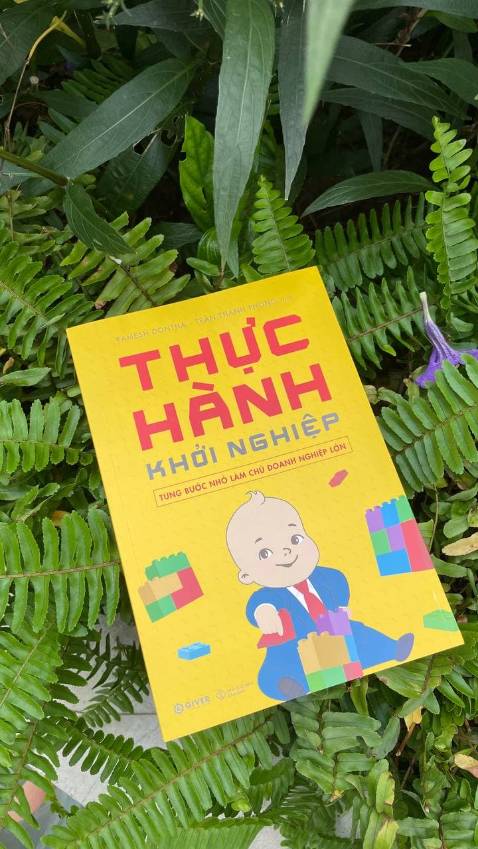 Tiki giao hàng rất nhanh, shipper thân thiện, sách được đóng gói rất chắc chắn  còn nguyên màng bọc sịn sò, giấy in rất đẹp, trình bày rõ ràng dễ đọc.  
Cám ơn anh Phong đã dịch cuốn sách này , lúc nhận sách mình đã ngồi xem ngay luôn và vỡ lẻ ra nhiều thứ rất hay ho và bổ ích có thể áp dụng cho việc kinh doanh của mình. 
Cực kỳ hài lòng với quyển sách này. Hy vọng anh sẽ ra thêm nhiều sách mới hơn nữa, sách của anh rất hay và hữu ích.