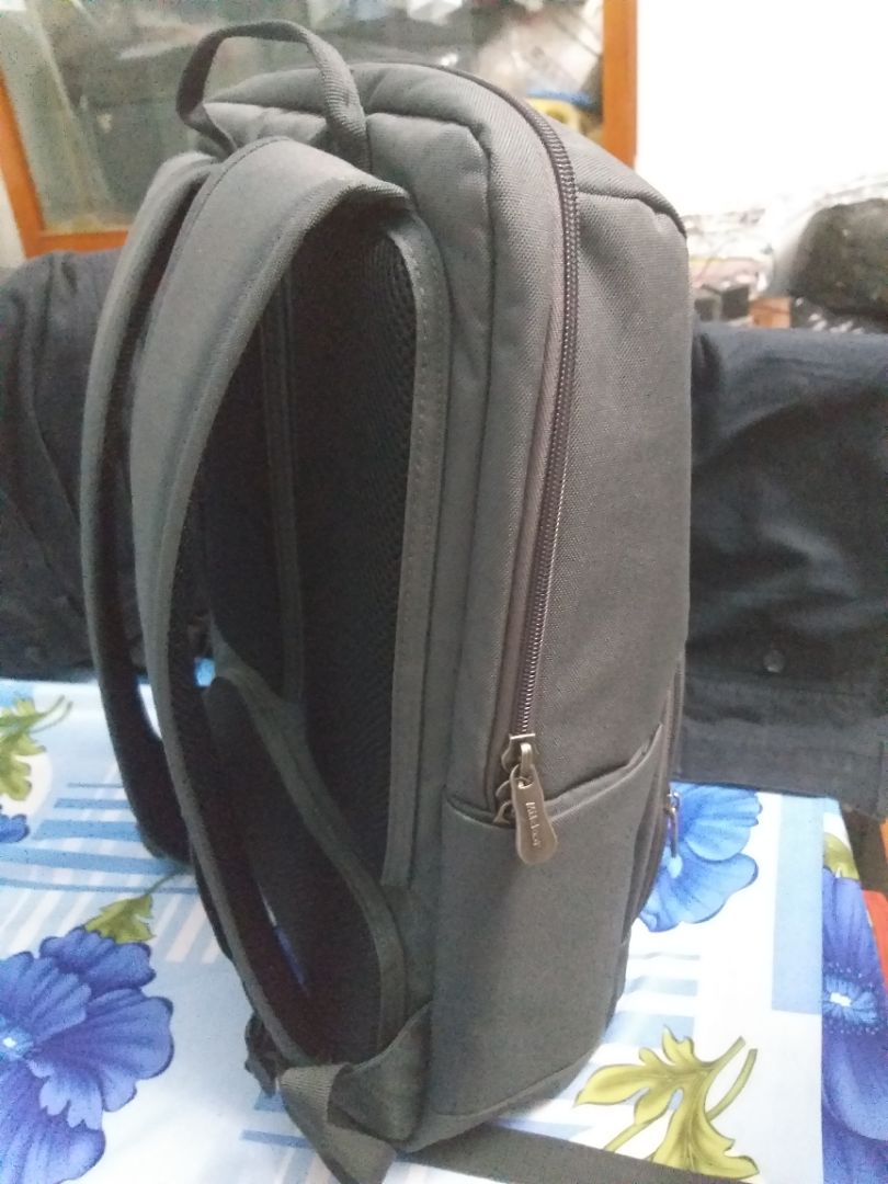 Balo có màu lạ, nhìn trên hình quảng cáo có lẽ hơi khác. Lúc nhìn thì có màu xám lúc thì có vẻ xanh đậm. Quai đeo phải nói là cứng cáp, đeo vào thấy mát mẻ do có lớp đệm, nhẹ và không ra mồ hôi lưng. Bố trí rất nhiều ngăn tiện lợi, hai ngăn phía trước có nhiều vách để phân đồ đạc, không bị nhầm. Ngăn lớn thì hơi nhỏ, chứa không được nhiều đồ, nhưng bù lại đáy ngăn rất dày và cho cảm giác chắc chắn, không sợ bị bung hay lủng lở như một vài loại khác. Hai ngăn để nước bên hông nhỏ, chai dưới 400ml để mới vừa. Còn các chi tiết như đường may, móc kéo, logo balo thì không có gì để phàn nàn. Mua và xài đã 3 tháng rồi, thấy hợp lý với giá nên mới lên đây bình luận cho các bạn!