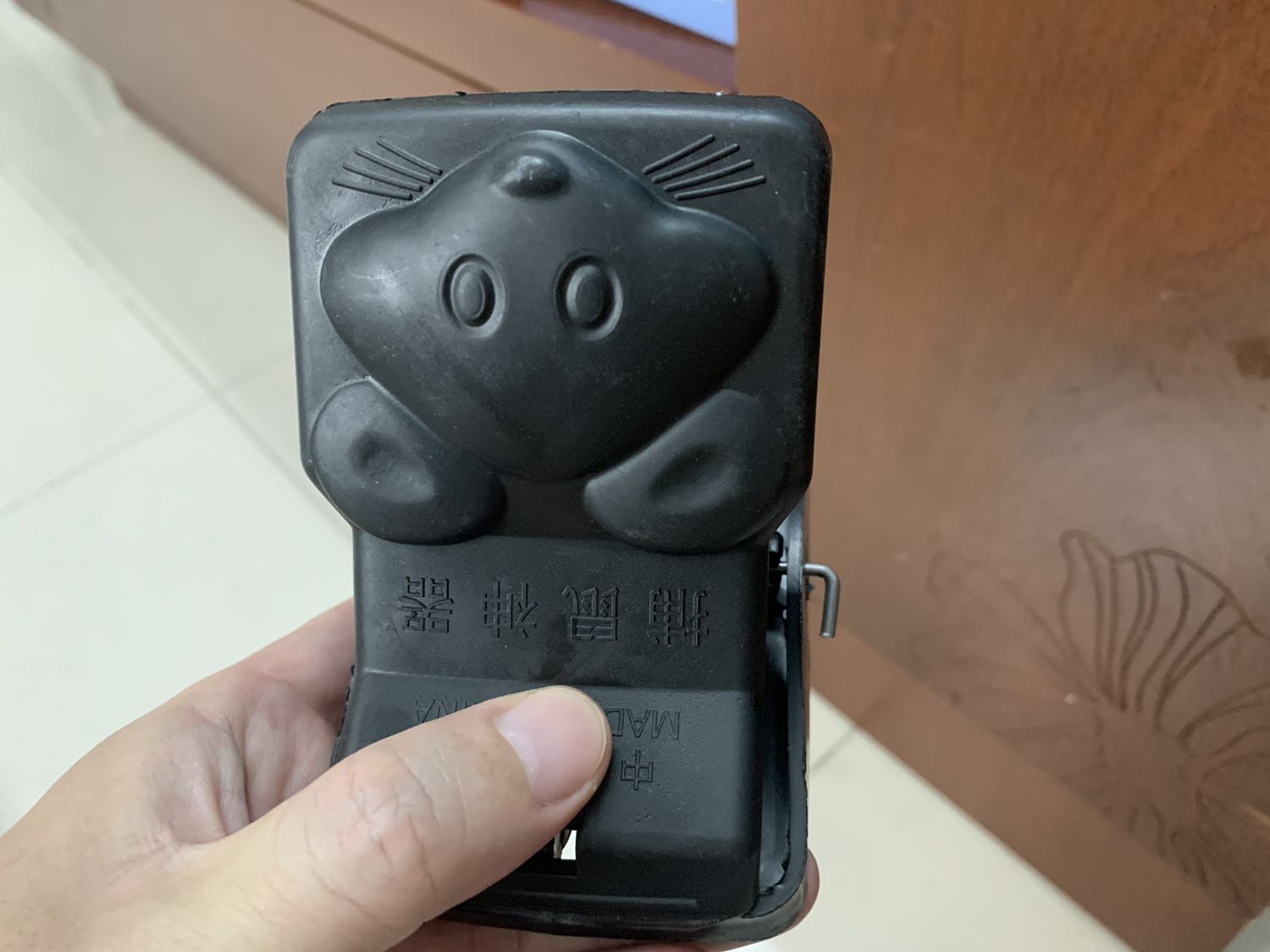 không nên mua cái này. hình như chưa thử nghiệm kỹ trước khi bán ra cho người sửa dụng. hình thức thì được mà khi dùng thì bẫy tự nhẩy. mua 3 cái về tự nhẩy cả 3. chắc là lò xo quá mạnh cơ cấu không hãm nổi.
má mua đồ tầu đúng phí tiền