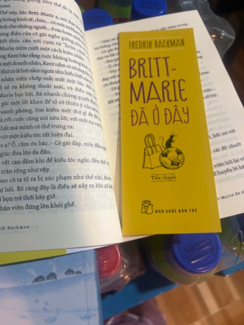 Sách mới, bọc trong màng co. In đẹp, siiiu thơm. Kèm theo sách là 1 chiếc bookmark siêu to khổng lồ.
Truyện này mình đã nghe trên fonos trên 3 lần, mua thêm sách giấy để đpcj vì nội dung quá hay, cái kết cảm động, mở để người đọc tự suy ngẫm. Xứng đáng 5* cho cả Tiki và quyển này.