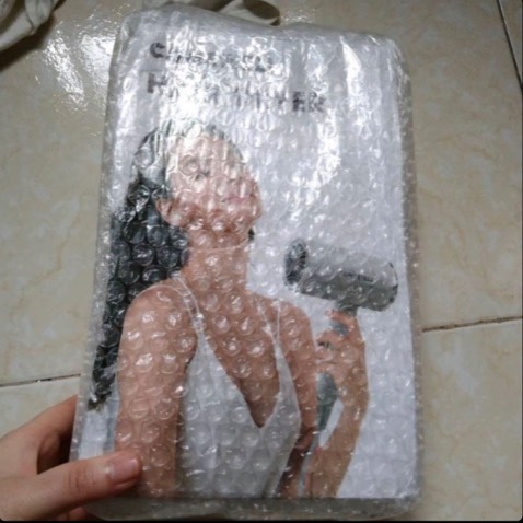 Đóng gói chắc chắn,mẫu mã nhìn sang, đẹp;  cầm hơi nặng tay 1 chút. Có chế độ gió mát và nóng khác nhau, sấy mạnh. Sấy lâu không bị mùi hắc. Nói chung là tốt