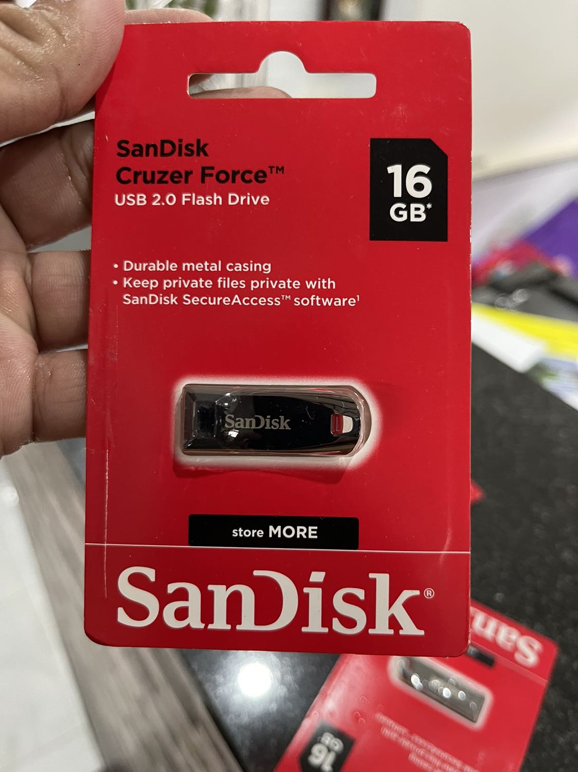 Mới đặt hàng lúc 4h chiều thứ 3 thì 10h sáng thứ 4 đã nhận được hàng. Tốc độ vận chuyển rất nhanh. USB thì đẹp như hình. Nhưng có điều thắc mắc là tại sao tất cả USB đều bị tháo bao bì ra vậy?