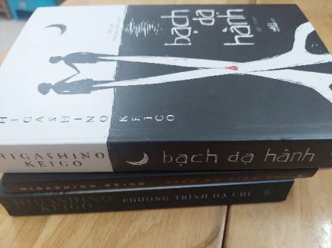 “ Thế nhưng tôi không thể buông vụ án này là có lý do. Tôi cảm thấy chính vì vụ án này không bị phá, mà đã hại mấy người vô tôi gặp phải bất hạnh. Có một cái mầm lẽ ra phải nhổ ngay từ lúc ấy, nhung vì không nhổ đi , để cái mầm ấy ngày một lớn dần, trưởng thành rồi nở hoa, một đóa hoa độc ác.”
 Không chỉ có kiến thức phong phú, hiểu biết sâu sắc về bản chất con người hay mặt trái xã hội, Keigo còn có cách kể chuyện cực kỳ cuốn hút.