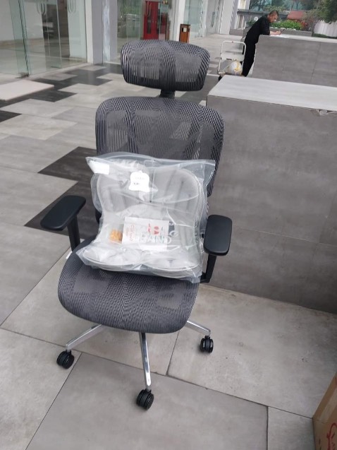 Shop có hướng dẫn video lắp ghế trên youtobe nên cũng dễ mình là nữ cũng tự lắp được nhé. Dịch vụ ổn, shop tư vấn nhiệt tình, chất liệu độ hoàn thiện đẹp. Công nhận là phần tựa lưng đỡ lưng dưới cho mình khá tốt. Mình dạy online tiếng Trung, có những ngày cao điểm mình ngồi hơn 16-17 tiếng đồng hồ dạy liên tục. Mới trải nghiệm 1 ngày ngồi ghế công thái học làm việc mà khác biệt thật sự các bạn nha. May quá em lựa chọn chuẩn luôn. Shop có hướng dẫn video lắp ghế trên youtobe nên cũng dễ mình là nữ cũng tự lắp được nhé. Dịch vụ ổn, shop tư vấn nhiệt tình, chất liệu độ hoàn thiện đẹp. Công nhận là phần tựa lưng đỡ lưng dưới cho mình khá tốt. Mình dạy online tiếng Trung, có những ngày cao điểm mình ngồi hơn 16-17 tiếng đồng hồ dạy liên tục. Mới trải nghiệm 1 ngày ngồi ghế công thái học làm việc mà khác biệt thật sự các bạn nha. May quá em lựa chọn chuẩn luôn.