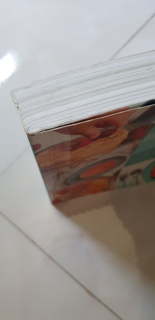 Lần đầu tiên mua sách Tiki mà nhận được  sản phẩm tệ hơn cả tệ!
Sách không rõ bảo quản lưu kho như thế nào mà bìa nhàu nhĩ, rách, bẩn, giống như đã qua sử dụng mấy năm. Đọc review của các bạn khác mua cứ nghĩ chắc chỉ vài cuốn sai sót thôi, không ngờ sách mình mua cũng tệ như vậy.
Chưa lật giở nhiều nên không biết có bị long gáy như các bạn khác không. Nếu mà bị thì đúng là thất vọng toàn tập!