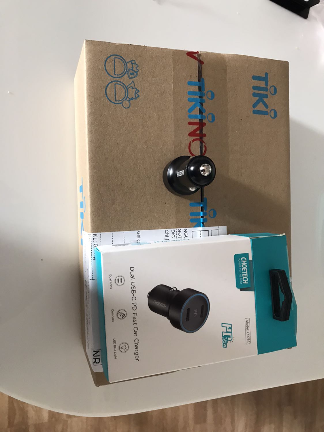 Đang có voucher tranh thủ mua luôn một cặp, vừa dùng cho gia đình vừa tặng thằng bạn mới sắm con Vinfast. Sản phẩm giá hạt chẻ, chất lượng thiết kế khá kỹ, cầm lên chắc chắn. Hiện chưa có gì để chê, xài thử mới biết nhưng nghe bạn khen ok nên cứ dùng coi sao. Hi vọng là không thất vọng, nếu không cho nhà bán rực sáng *** nhé =))))))))))))))