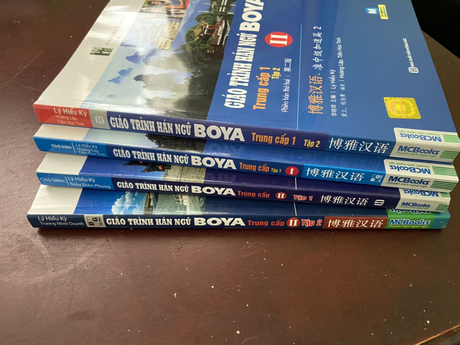 Sách đẹp, mới, quét được app.