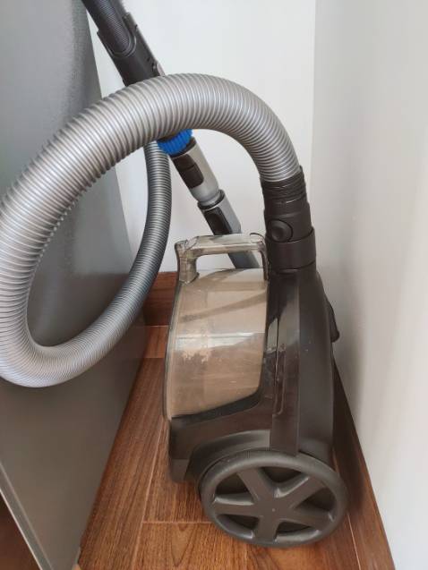 Từ ngày có nó, hút bụi 1 cách nhiệt tình luôn. Hút mạnh, dễ đổ bụi, hút xong cầm cái cốc bụi đi đổ là xong. Máy nào công suất tầm này cũng phải ồn thôi nhưng mình toàn nút tai khi sử dụng máy nên chẳng sao.