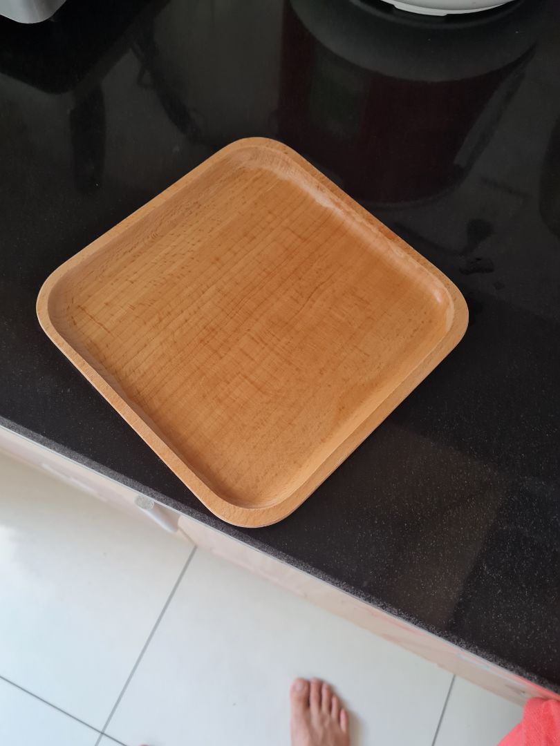 từ lúc có khay riêng, em bé nhà mình siêng ăn hơn, khay vòm có thể chứa thứcvawn không bị trào ra ngoài, các em nhỏ tự bốc thức ăn và đập mà không lo bị hỏng, gỗ an toàn cho trẻ nhỏ