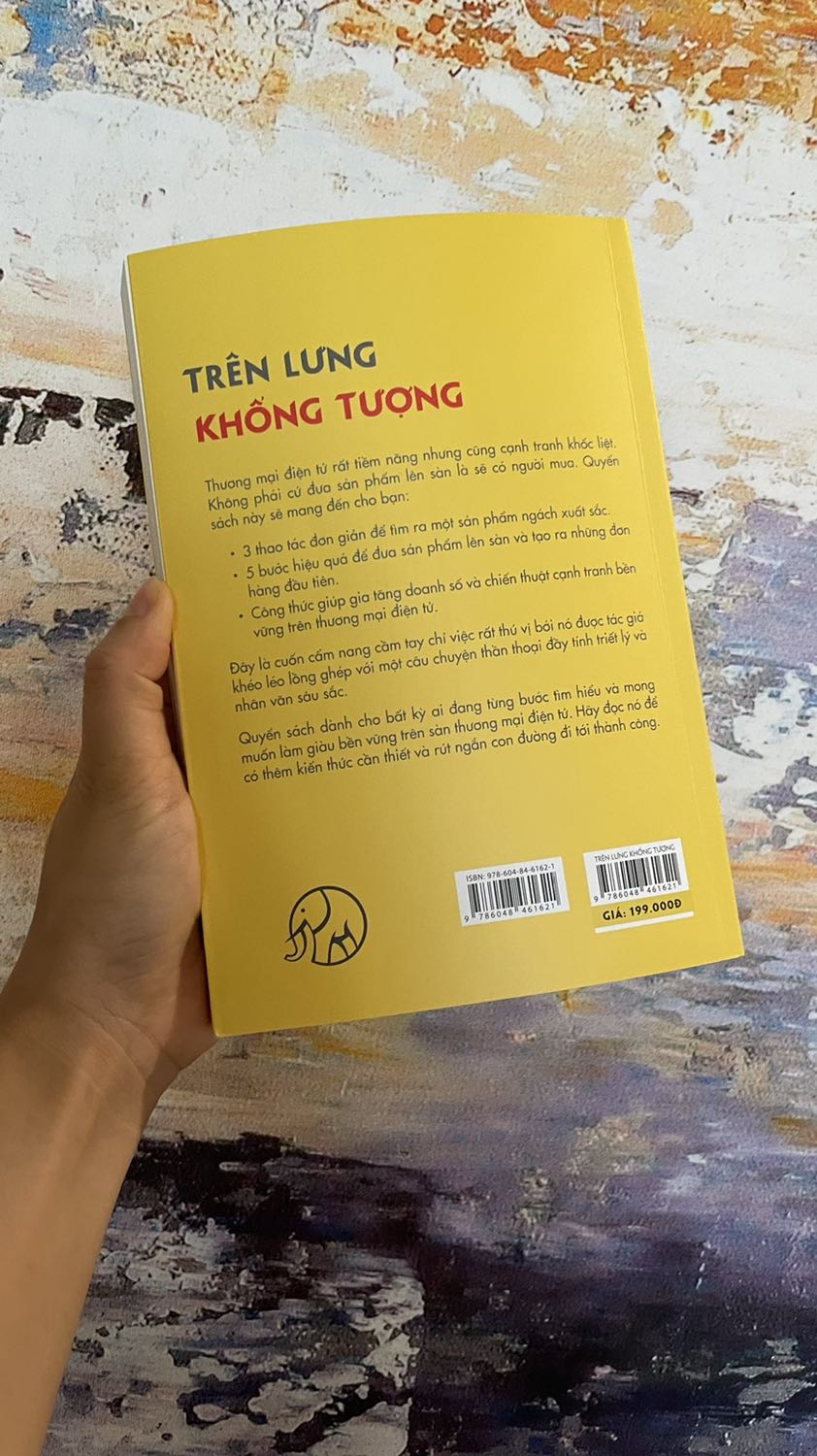 Sách hay, đáng tiền.Trên lưng khổng tượng hướng dẫn chi tiết cách kinh doanh online trên các sàn thương mại điện tử ở Việt Nam. Sách phù hợp cho ai muốn bắt đầu và phát triển bằng kinh doanh online vì đây toàn là kiến thức nền tảng cơ bản mà ai cũng cần biết. Sách đẹp, sạch và giao hàng rất nhanh. Sáng mới đặt mà trưa đã giao tới ngay.