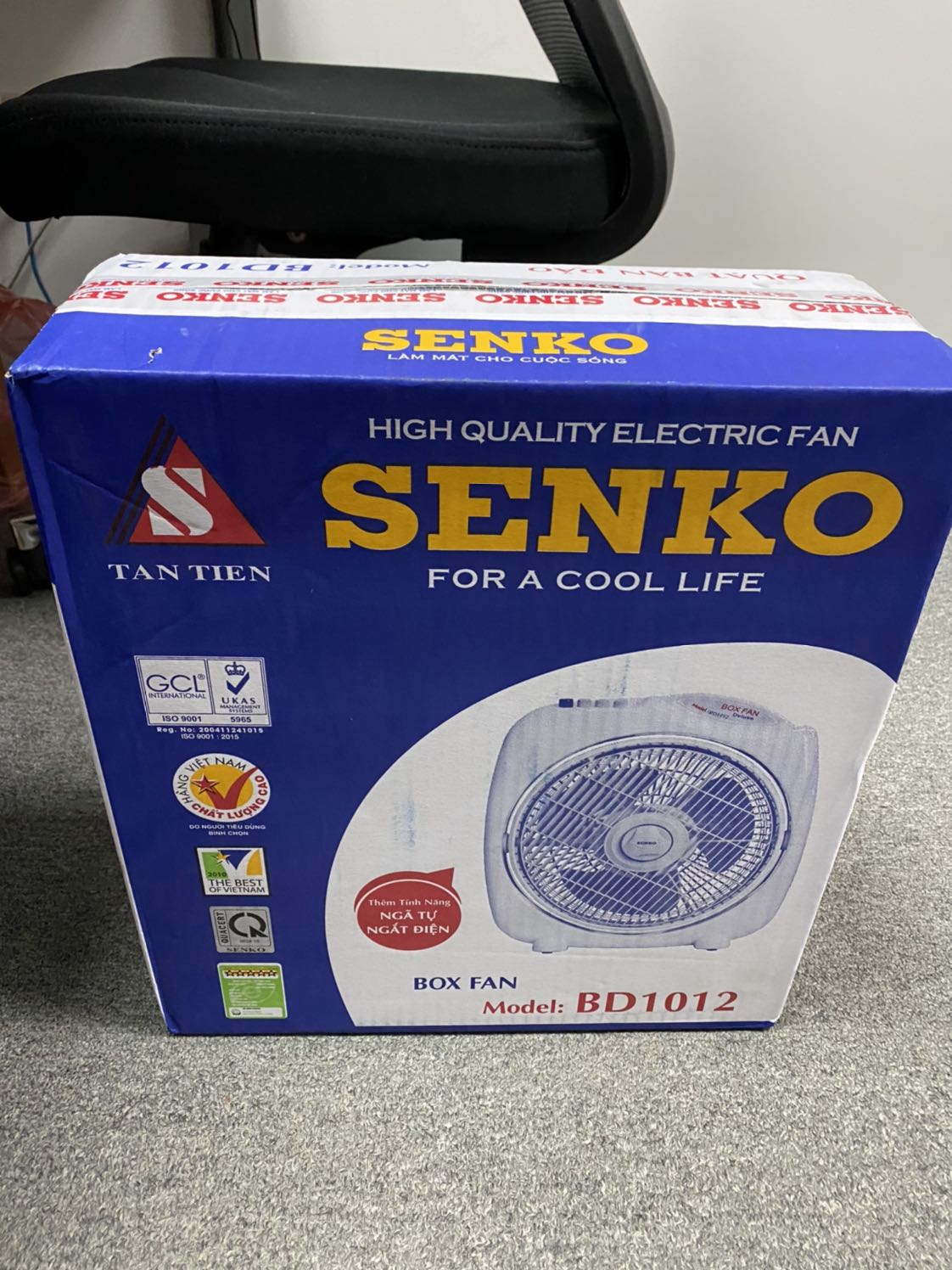 Giao hàng không đúng với Model mình đặt lúc xem trên tiki, tuy nhiên Shop có dán tờ giấy thông báo hãng đổi model mới tương ứng với model cũ. 
Đáng lẽ Shop nên cũng cấp thông tin này trong phần mô tả sản phẩm, mình cảm thấy không thích cách để khách nhận hàng mới biết mình nhận hàng thay thế.