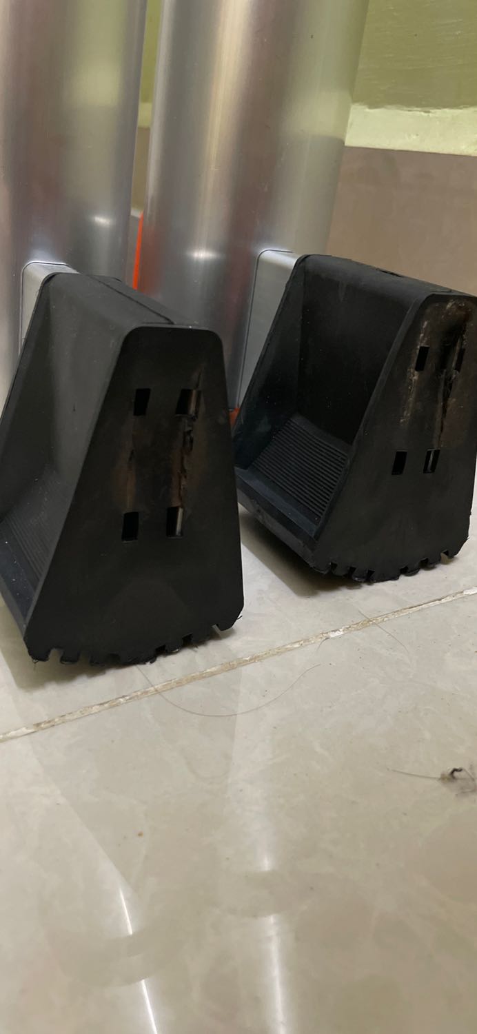 Thang nặng, chắc chắn, mỗi lần di chuyển hơi mệt. Đang tìm hiểu cách dùng nên còn lọng cọng cách nâng lên, thụt xuống, khoá. Lúc lắp hai đế chân có dùng búa để canh qua canh lại, làm bể một chút miếng cao su mặc dù gõ cũng ko mạnh lắm. Giá sale cũng ok, có thể chấp nhận.