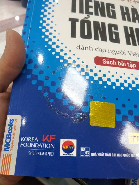 Tôi đã mua nhiều sp của Tiki trading, nó làm tôi liên tưởng đến Amazon prime. Nhưg lần này quá thất vọng. Lần trước tôi mua Giáo trinh tiếng Hàn 1,2 và sách bài tập, tổng cộng 4 cuốn, đều còn bọc seal, ngoài ra còn giấy xốp lót trong hộp nên cl rất tốt. Nhưg lần này thì cả 4 cuốn tập 3,4 đều là sách cũ, đã bóc nilon, có cuốn còn nguyên vết keo j dính trên bìa như *** cốc vậy. Tất cả 4 cuốn ở góc đều bị móp, 4 cuốn khá to và nặng + 1 cuốn dragon ball, vậy mà cho trần vào 1 hộp, ko lót bảo vệ j cả, có cả lỗi bên vận chuyển, nhưng rách ở bìa thì là do rách từ trc. Quá là thất vọng, ngày xưa hay mua bên Fahasha, nhưng gần đây mua Tiki Trading vì giá tốt hơn. Rất mong Tiki đổi trả miễn phí cho tôi 4 cuốn sách hỏng và cũ này( duy có cuốn dragon ball nguyên vẹn, vì mới xb vài hôm và khổ nhỏ nên ko sao)