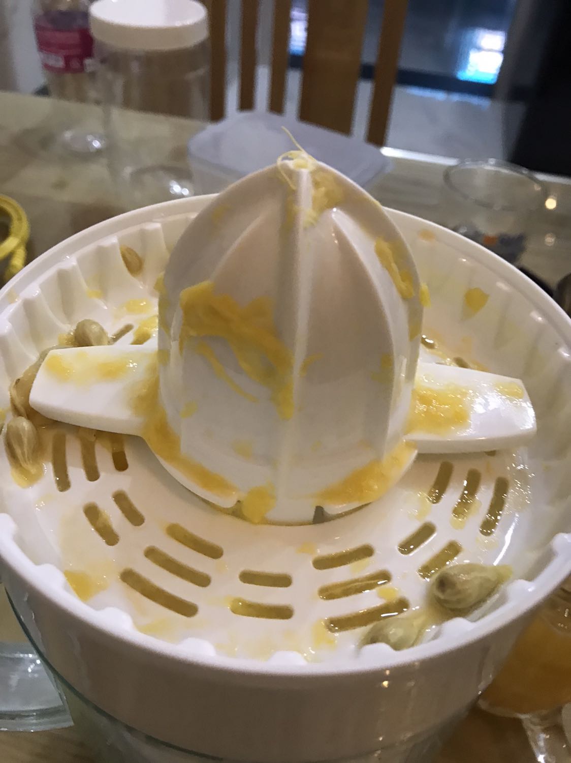 Giá 275k; sản phẩm có hai chức năng cho nước ép ra trực tiếp hoặc lưu trữ trong bình 1.2l. Rửa vệ sinh dễ dàng và nhanh chóng. Có nắp đậy che trục xoay chống ruồi nhặn.