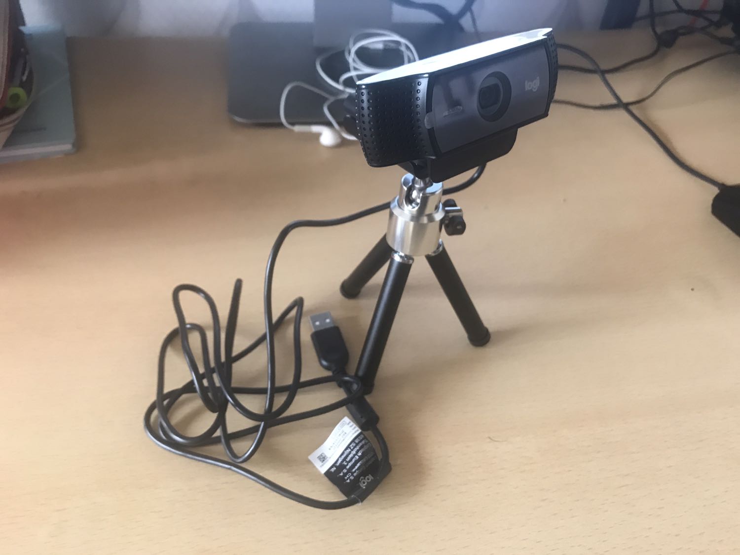 Đánh giá chung là sản phẩm quay hình ảnh nét, mượt do mình cũng mới *** thử. Bên cạnh đó, mình đánh giá cao chất lượng giao hàng của đội ngũ Tiki (giao nhanh hơn so với mong đợi), mình đặt hàng hôm t3 thì bên Tiki báo là tuần sau mới nhận được nhưng mới 3 ngày mà đã có hàng rui mặc dù vỏ hộp hơi bị móp ngay góc cạnh nhưng sp bên trong thì ok.