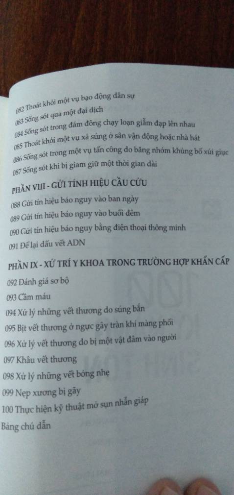 TIKI giao hàng cẩn thận.
        Sp phù hợp với người thích thám hiểm, đi dã ngoại. Còn không thường xuyên đi thì không nhất thiết phải mua, bởi 100 kỹ năng đa số là về khủng bố, thảm họa, trong các tình huống có vẻ ít xảy ra tại VIỆT NAM, các bạn có thể lên youtube, hay google tìm hiểu còn hay hơn. ĐƯƠNG NHIÊN, AI THÍCH DU LỊCH, ĐI LẠI THÌ MUA VẪN CÓ ÍCH HƠN.