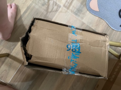 Sách đẹp, bìa bắt mắt, shop nên cái thiện 1 xíu việc đóng gói. Thùng to sách thì k chèn hết được bên trong nên trong quá trình vận chuyển bị đè nén, móp méo, bung thùng, may sách phía trong không sao. Shop giao hàng nhanh.