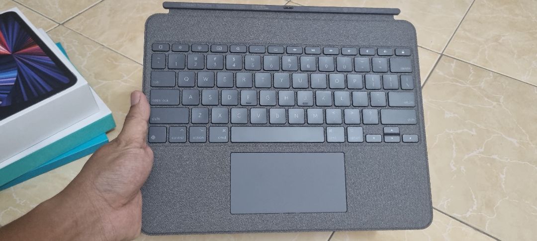 Cũng tìm hiểu, nghiên cứu xem riview, rồi bỏ vào giỏ hàng cả tá mẫu bàn phím cho ipad pro. Cuối cùng chọn con này. Rất đẹp và khá chắc chắn. Gõ êm như bàn phím mac air. Giá cũng tốt so với cửa hàng bán lẻ.