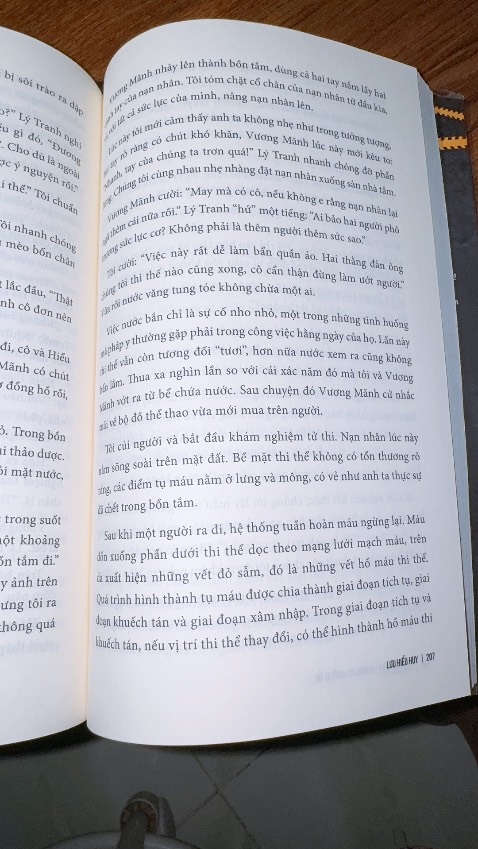 Bookmark sao bị ngược số, nhìn kiểu gì cũng bị ngược. Thích combo Ghi chép pháp y này ghê. Toàn cuốn hay.