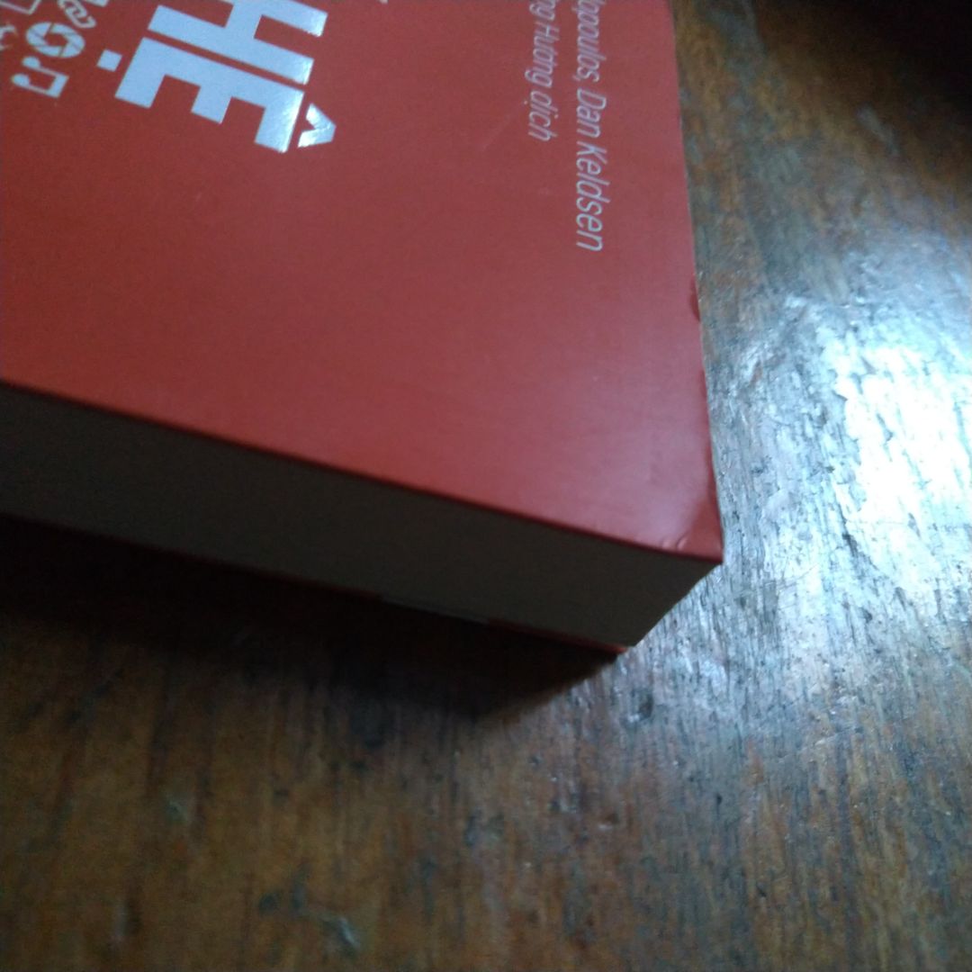 Chẳng lẽ 1 tấm giấy chống va chạm cũng ko có, chỉ có 1 túi bìa nilong mỏng manh này . May là sách góc trên cùng bị méo 1 tí xíu.