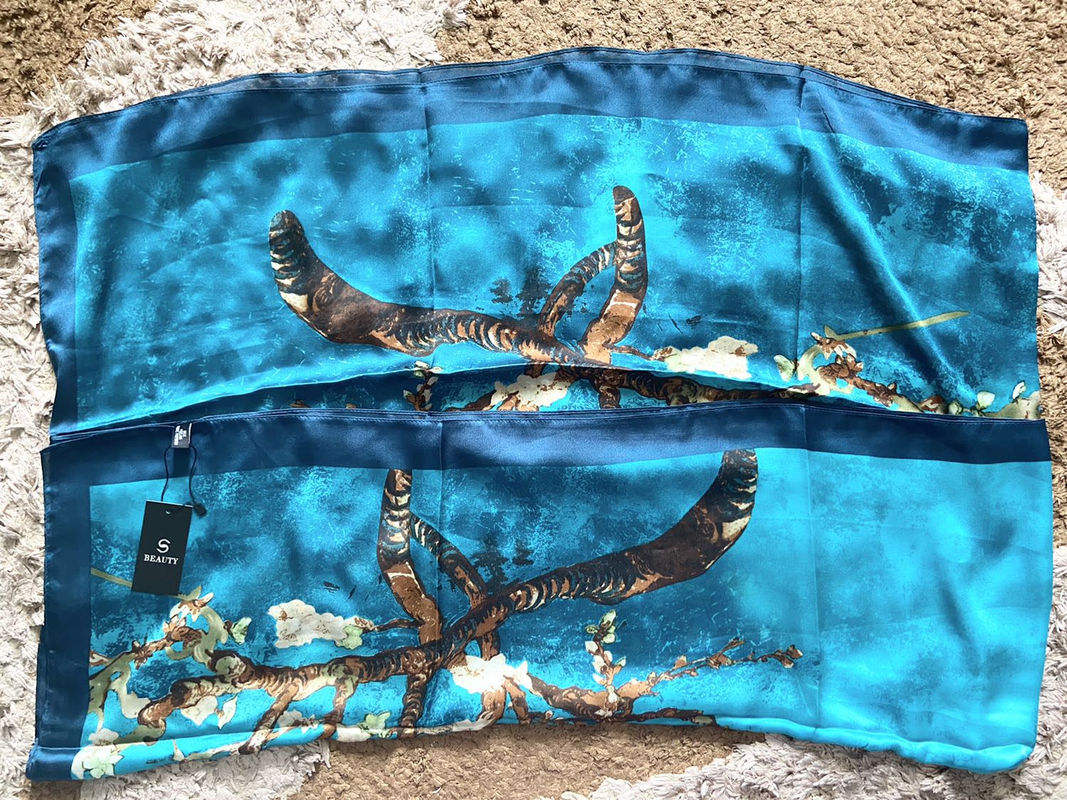 Vải tốt. Màu đậm. Hoạ tiết ko xuất sắc. May thưa. Bao bì tiện dụng.