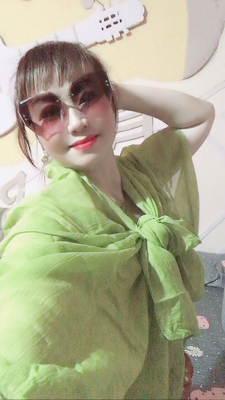 Mẫu khăn này mình đã từng dùng rồi. 
Khăn để trang trí tăng thêm sinh động cho người phụ nữ. 
Ok Sop! Hai màu khăn rất đẹp